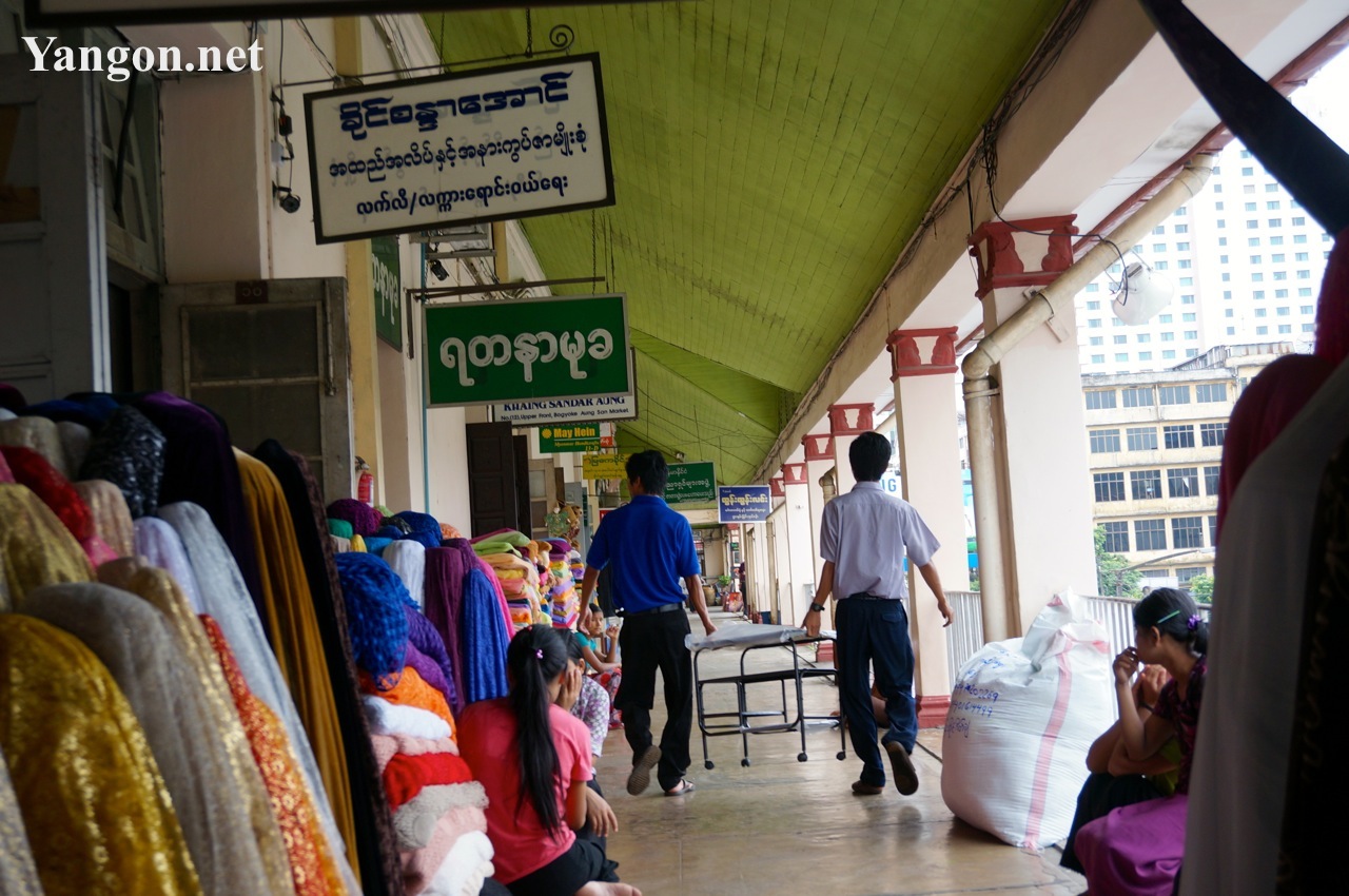 Bogyoke-Market-outside-shops