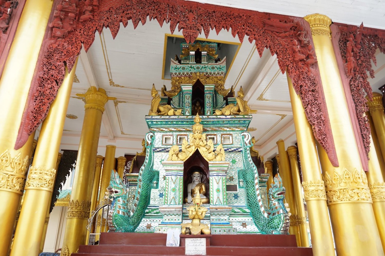Shwedagon-Buddha-Nagas