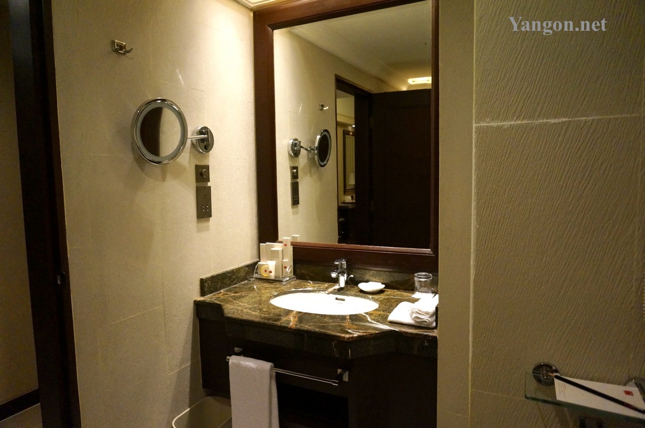Traders-Hotel-Yangon-Bathroom